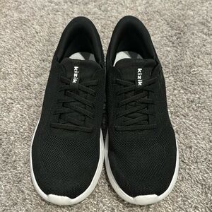 Kids black Kizik size 3 like new